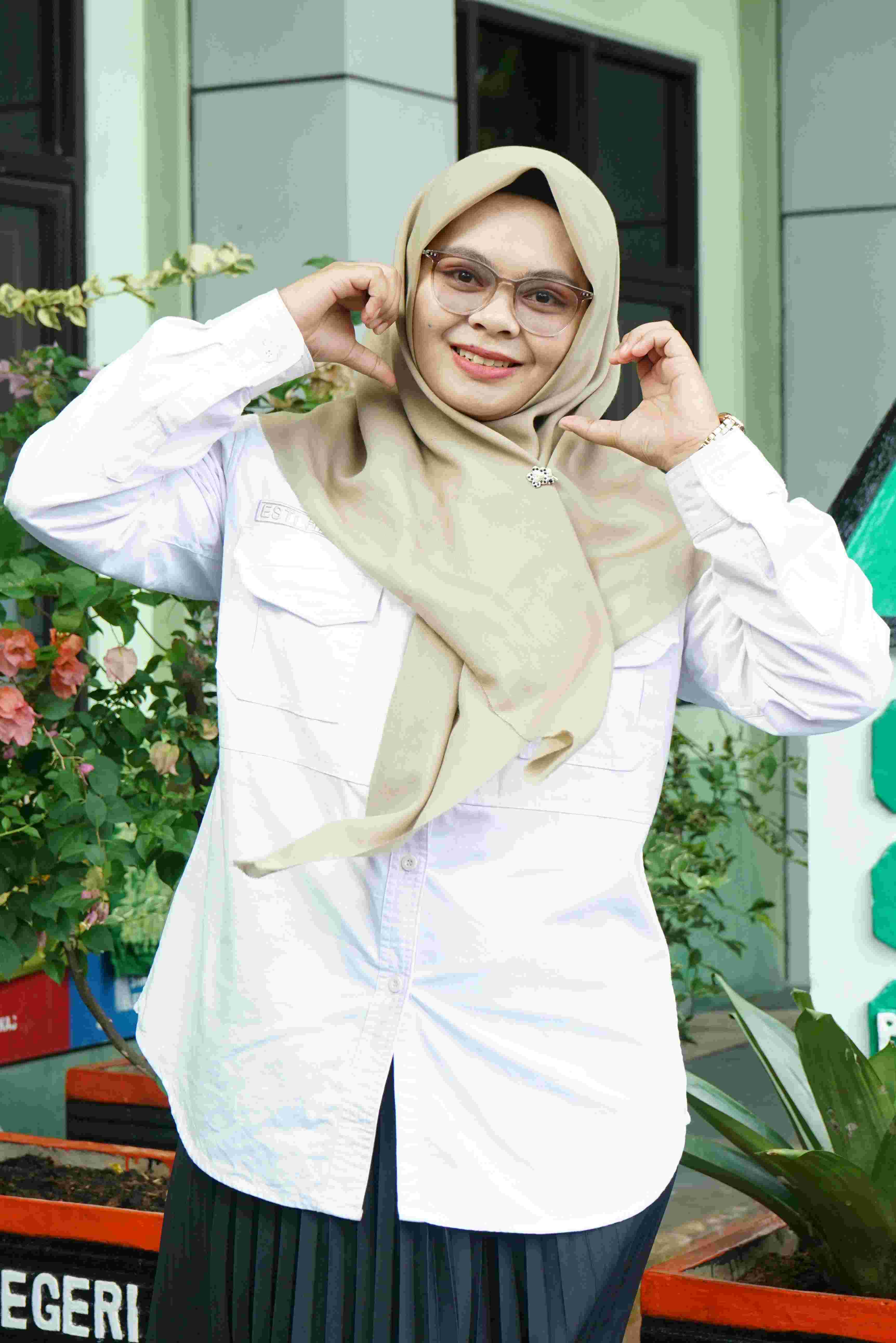 Esti Halimah, S.Pd